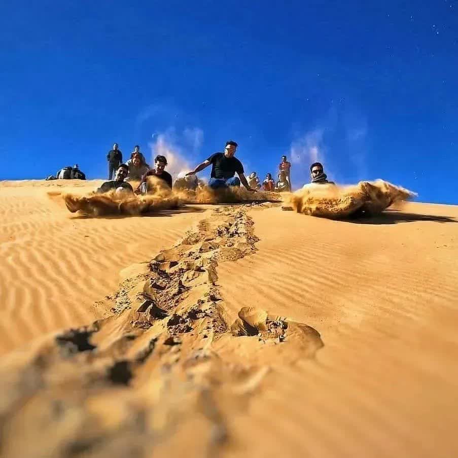 پیاده روی و سرسره بازی روی رملهای کویرمرنجاب